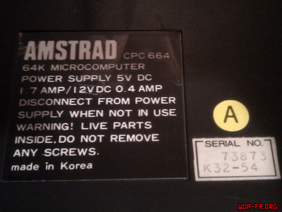 Amstrad CPC 664 - Version A (Vignette "A" jaune. P/N de la carte mère : Z70205 - MC0005A. P/N du clavier : Z70209.)