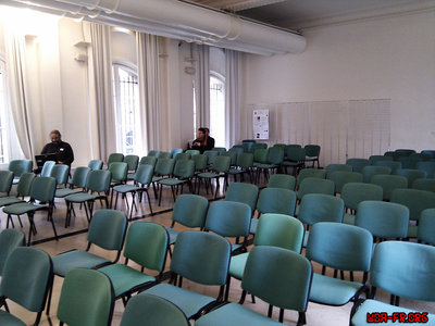 2012-11-07 14.02.36.jpg (685.95 Kio) Vu 49701 fois La salle compte pas moins de 100 sièges, repartis sur deux rangées...