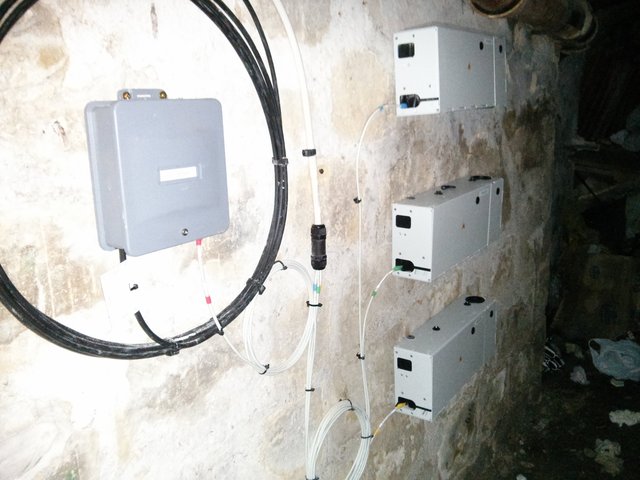 PMI (Point de Mutualisation Immeuble) de notre nouvelle Quadrifibre Free. Boitier Free en gris au premier plan.