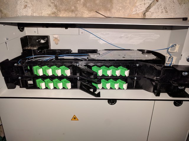 Intérieur du coffret SFR.