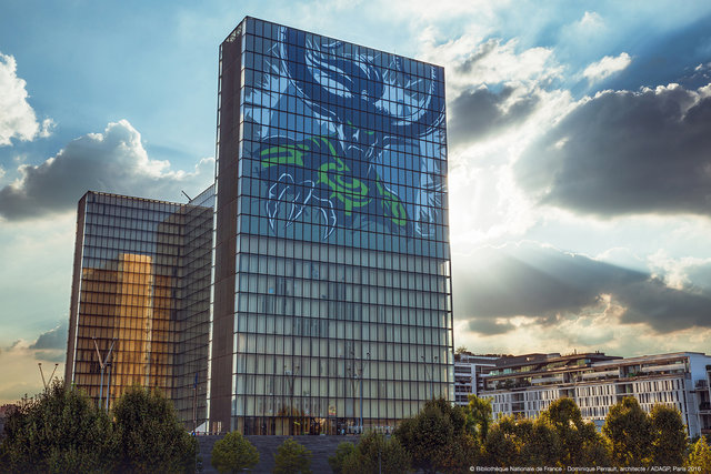 Pour célébrer la sortie de World of Warcraft: Légion, un Artwork géant d’Illidan habille la tour des temps de la BnF !