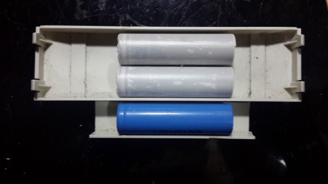 Présentation des batteries et découpe. Ensuite, soudure de cloisons plastique, montage et câblage des contacts sur une prise 4 broches.