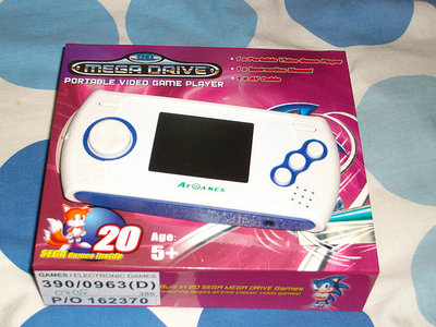 2985339826_e498fa8aa7.jpg (155.7 Kio) Vu 30872 fois AtGames Sega Genesis Portable Handheld blanche/bleue en boite.